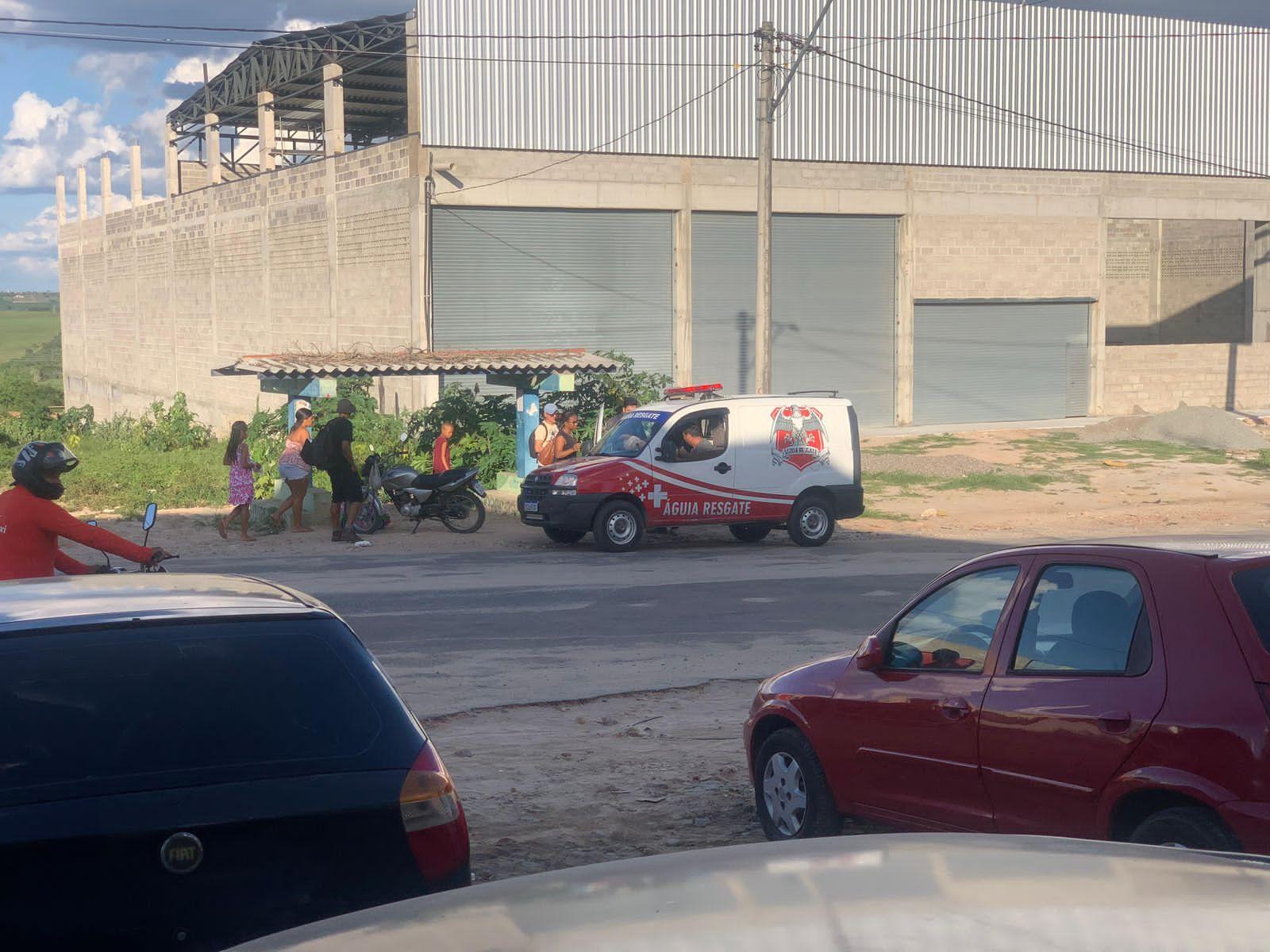 Buraco na BA-120 causa acidente de moto e deixa mulher ferida em Coité